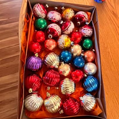 Lot 400 Flat of ornaments