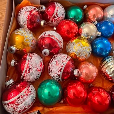 Lot 400 Flat of ornaments