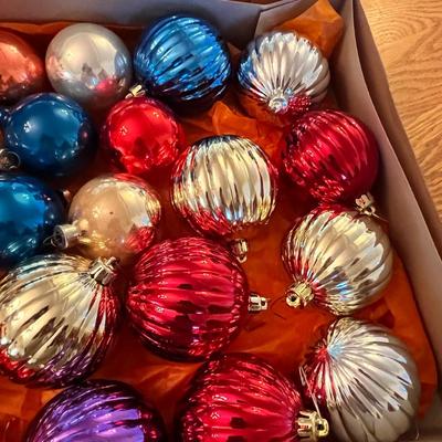 Lot 400 Flat of ornaments