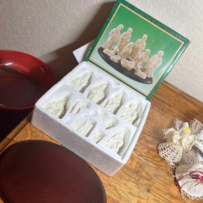 Lot 405 Porcelain Nativity Set