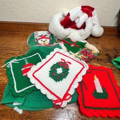 Lot 413 Christmas linens