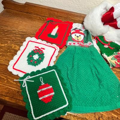 Lot 413 Christmas linens