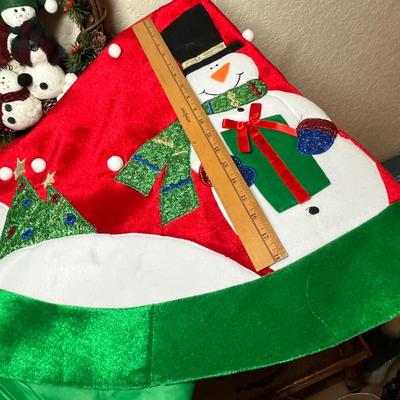 Lot 414 Tree skirt & wreath