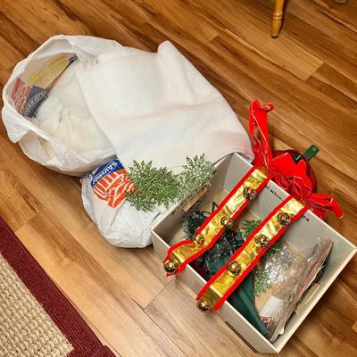 Lot 416 Christmas decor