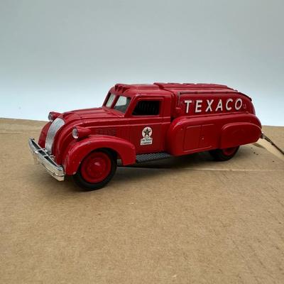 Vintage Texaco Tanker Trucks (2) – Ertl Die-Cast – 1939 Dodge Airflow Replicas – 1994 Edition