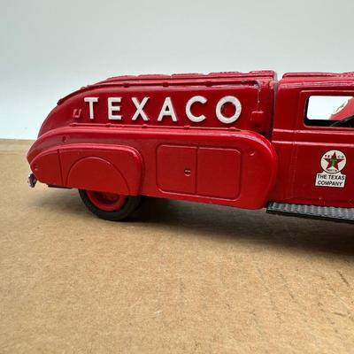Vintage Texaco Tanker Trucks (2) – Ertl Die-Cast – 1939 Dodge Airflow Replicas – 1994 Edition