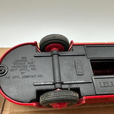 Vintage Texaco Tanker Trucks (2) – Ertl Die-Cast – 1939 Dodge Airflow Replicas – 1994 Edition