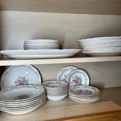 Lot 441 Vintage dinnerware