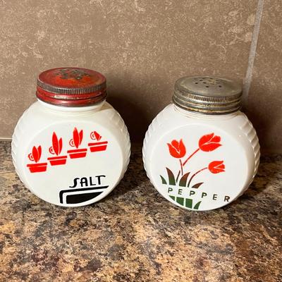 Lot 452 Vintage Salt & Pepper