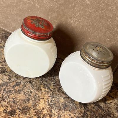 Lot 452 Vintage Salt & Pepper