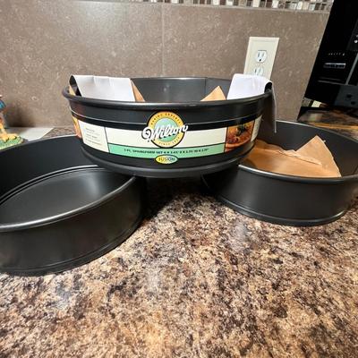 Lot 466 Wilton graduated cake pans