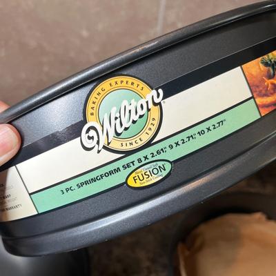 Lot 466 Wilton graduated cake pans