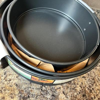 Lot 466 Wilton graduated cake pans