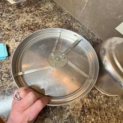 Lot 468 Vintage cake carrier