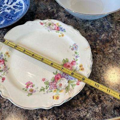 Lot 473 Asst Dinnerware