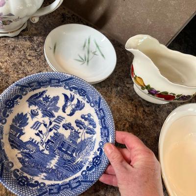 Lot 473 Asst Dinnerware