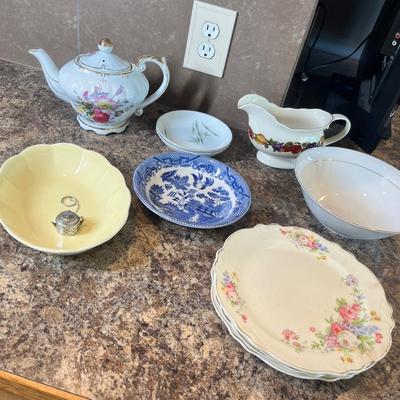 Lot 473 Asst Dinnerware