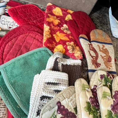 Lot 474 Kitchen linens