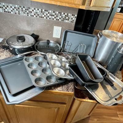 Lot 476 Large bakeware lot