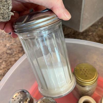 Lot 480 tub of shakers