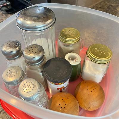 Lot 480 tub of shakers