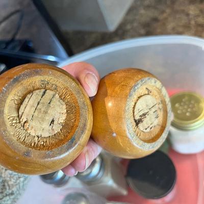 Lot 480 tub of shakers