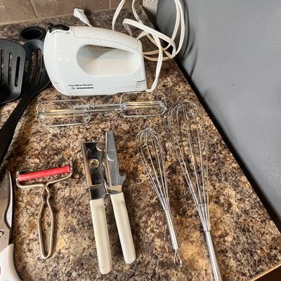 Lot 483 More utensils & mixer