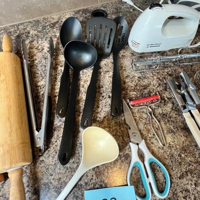 Lot 483 More utensils & mixer