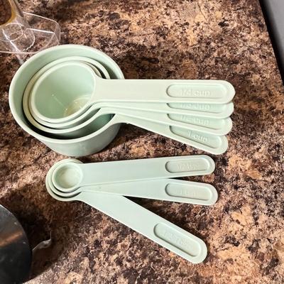 Lot 485 measuring cups