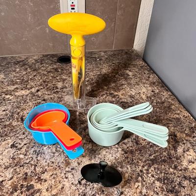 Lot 485 measuring cups