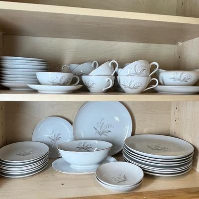 Lot 486 Dinnerware group