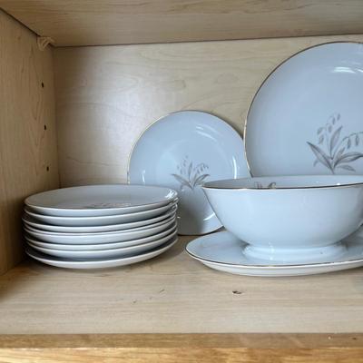Lot 486 Dinnerware group