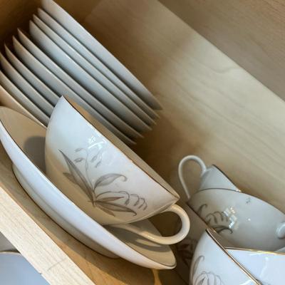 Lot 486 Dinnerware group