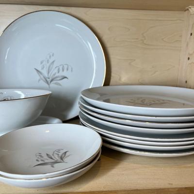 Lot 486 Dinnerware group