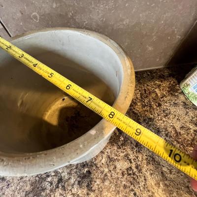 Lot 502 1 gallon crock