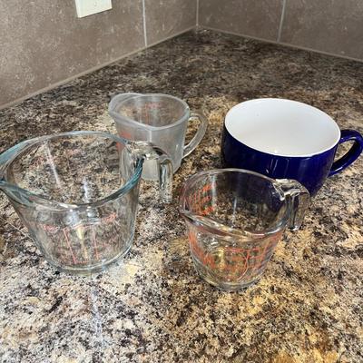 Lot 506 Measuring cups