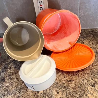 Lot 511 Tupperware