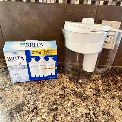 Lot 520 Brita pitcher & filters