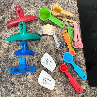 Lot 522 Measuring spoons & clips