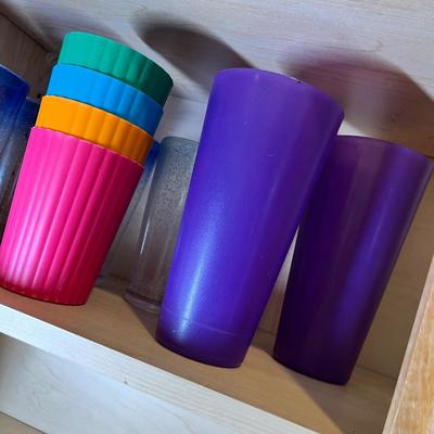 Lot 524 Plastic tumblers