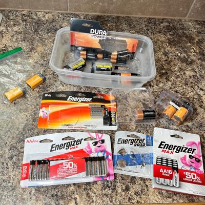 Lot 528 Tub of batteries