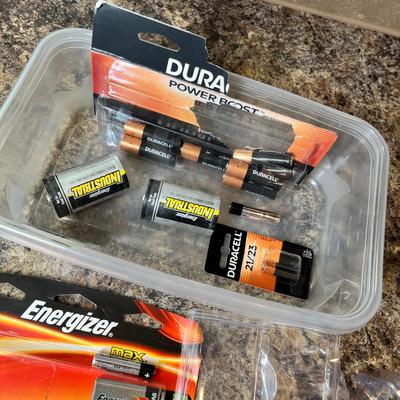 Lot 528 Tub of batteries