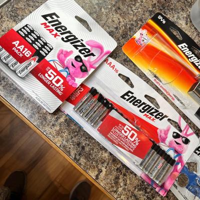 Lot 528 Tub of batteries