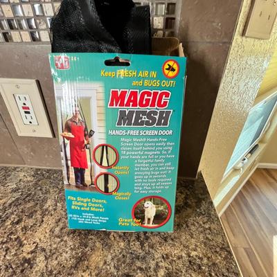 Lot 533 Magnetic mesh door