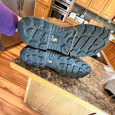 Lot 538 Carhardt Work boots & beanie