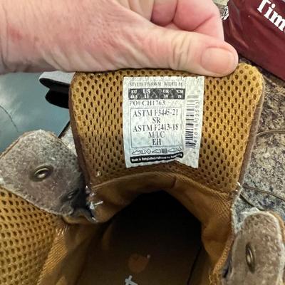 Lot 538 Carhardt Work boots & beanie