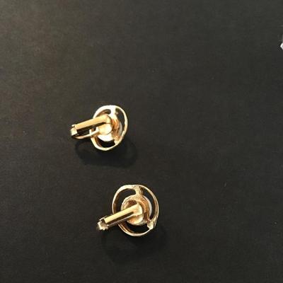 Sale Photo Thumbnail #120: Beautiful Gold Tone Clip on Earrings with Faux pearl Please see attached pictures