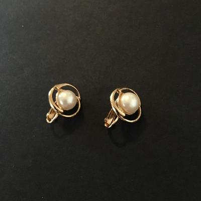 Sale Photo Thumbnail #118: Beautiful Gold Tone Clip on Earrings with Faux pearl Please see attached pictures