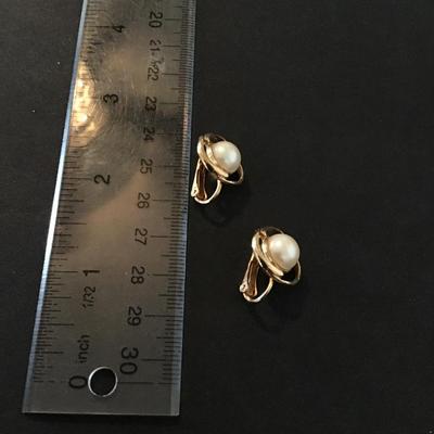 Sale Photo Thumbnail #119: Beautiful Gold Tone Clip on Earrings with Faux pearl Please see attached pictures