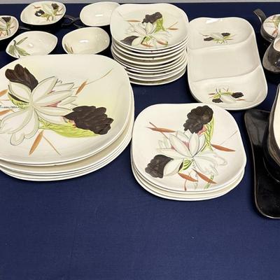 Sale Photo Thumbnail #7: 32 pieces total
6 Dinner plates
4 salad plates
12 saucers
5 cups
Gravy bowl
Pickle dish
Cream & sugar with lid